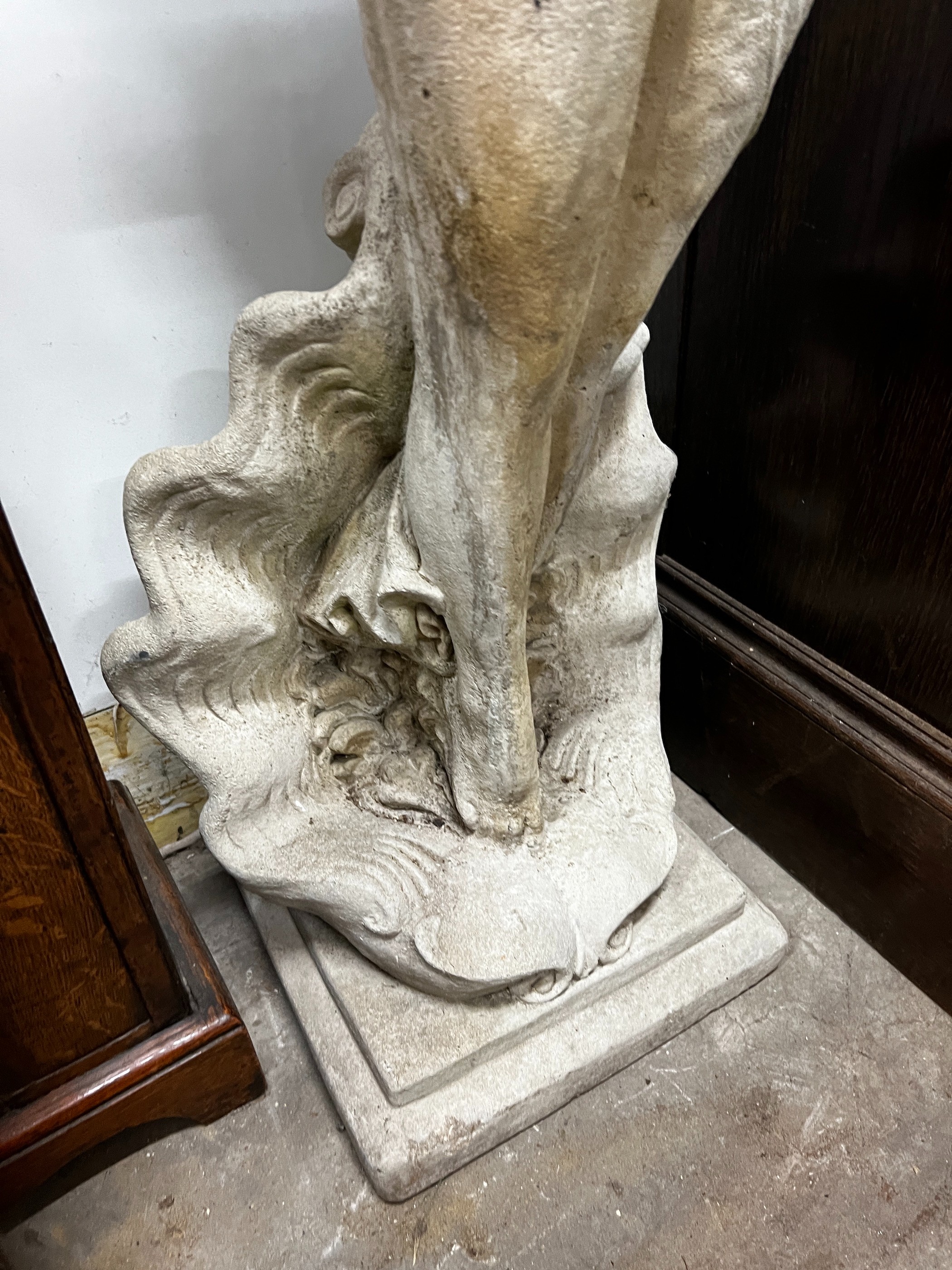 A reconstituted stone 'Venus' garden statue, height 109cm1005